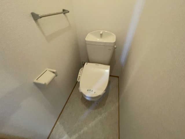 村山戸建借家A棟のトイレ