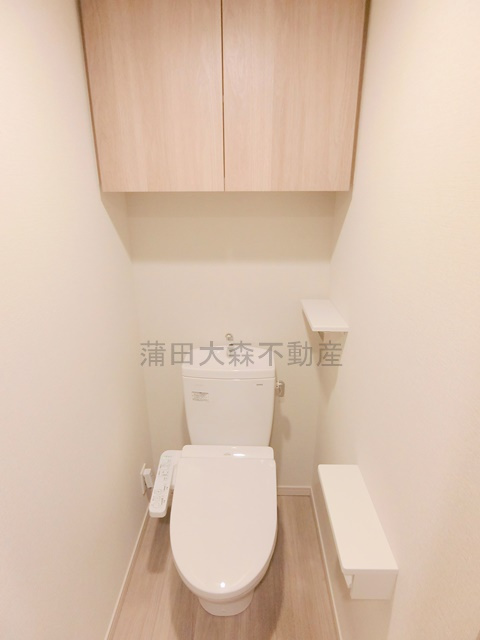 ルーブル本羽田のトイレ|吊戸棚収納と温水洗浄便座付きのトイレ