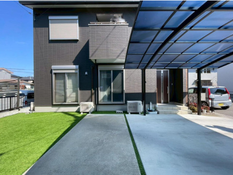 「敷地約50坪」南国市西野田町2丁目　中古一戸建ての駐車場|愛車を守るカーポート付き！並列駐車も可能◎