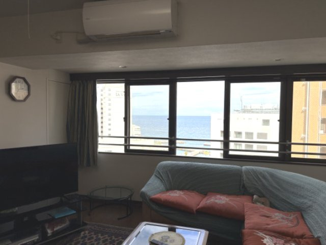 熱海シティヴィラ咲見町の居間・リビング|角部屋なので海風が抜け、心地よいです。