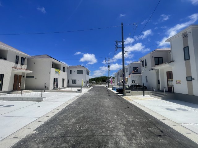 豊見城市金良Ⅲ（全10棟）B号棟の前面道路含む現地写真|※南東側公道6m♪