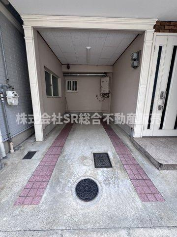 角田3丁目中古戸建の駐車場|お車をお持ちの方に必要な駐車場はビルトインガレージ（車種による）です！自転車・バイクも置けます。