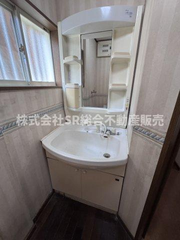 角田3丁目中古戸建の独立洗面台|独立洗面台、小物を置くことができて便利です！