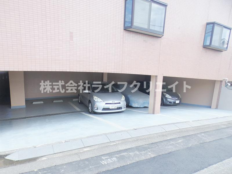 リエス万願寺の駐車場