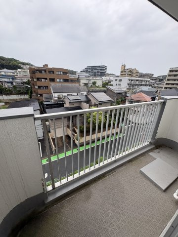 長丘ハイツ5号棟のバルコニー|バルコニーからの眺めを楽しみながら食事をしませんか
