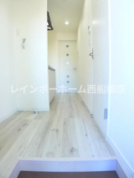 千葉市花見川区浪花町のアパートの玄関