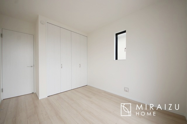 【子供部屋】 | お子様のお部屋にも主寝室にも使えますね。窓が二面についていますので採光もばっちり、空気の入れ替えもOK！自分のお部屋を持ちたいお子様の夢を叶えます！