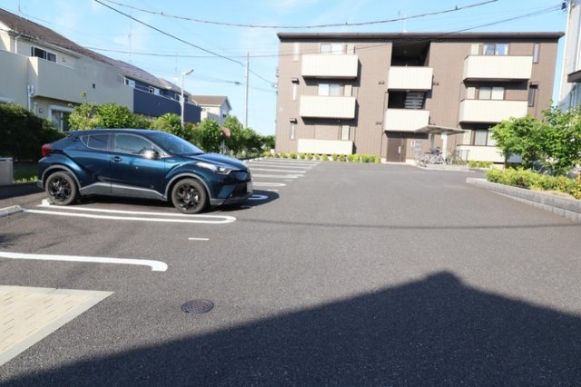 Forest　Ａの駐車場|車をお持ちの方に嬉しい駐車場付きの物件です