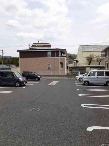 アルモニー大成の駐車場
