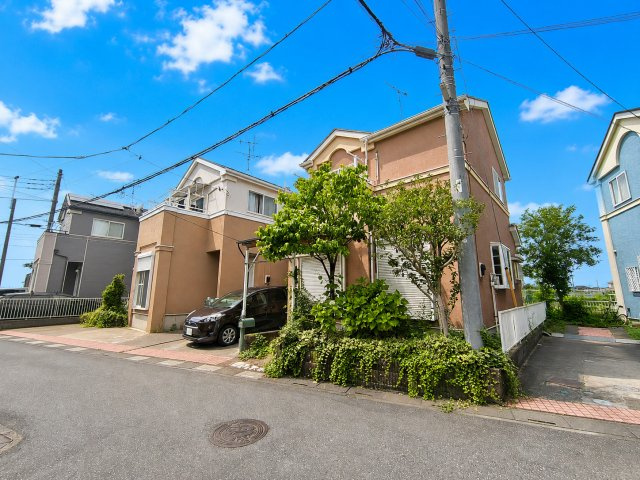 吉川市八子新田　中古戸建の前面道路含む現地写真|街並みも洋風でとってもお洒落！
デジタル加工された写真です。