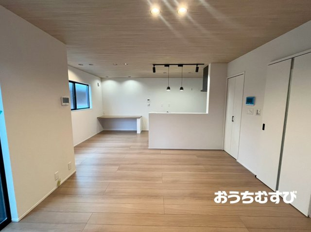 尾張旭市南新町白山2期(全2棟)の居間・リビング