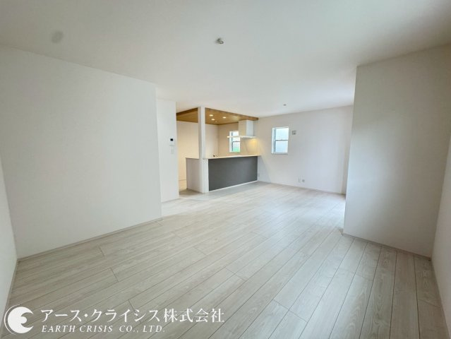 【居間・リビング】 | 野田市第1桜台　全2棟 | 友達や親戚を呼んでパーティーも楽しめるほどの広々しており、団欒のひと時を明るく演出する南向きの大きな窓があるリビングダイニングで心地よい暮らしを実現します。