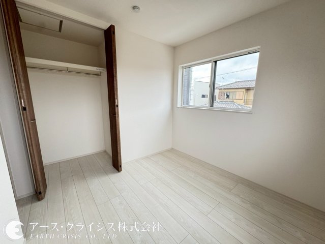 【洋室】 | 野田市第1桜台　全2棟 | 落ち着いた雰囲気の洋室は、ご家族の成長やライフステージに合わせて自由に使える便利な空間です。子ども部屋やゲストルーム、テレワークスペースなど用途はさまざま。
