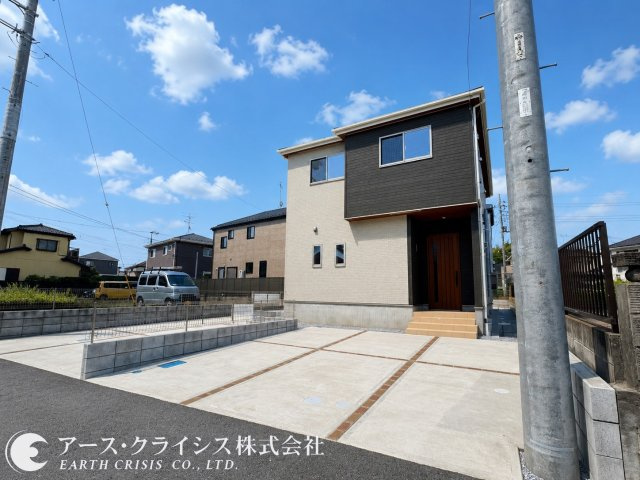 【外観】 | 野田市第1桜台　全2棟 | ゆとりある敷地と使いやすい配置設計。共働き世帯や来客時にも便利な駐車スペースを確保しながら、住まい全体に開放感をもたらしています。