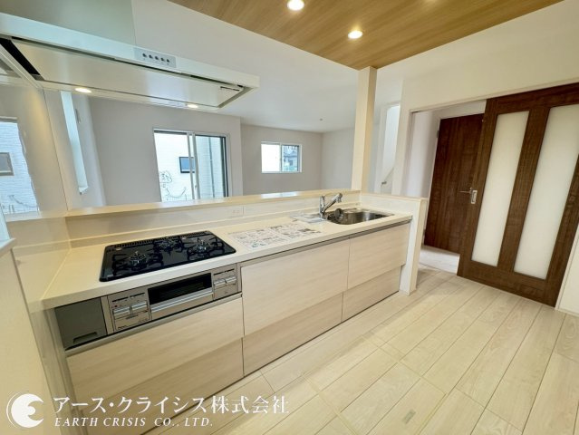 【キッチン】 | 野田市第1桜台　全2棟 | ご家族を近くに感じられる対面キッチンはリビングで遊ぶお子様を見守りながらお料理ができ、ご家族の温かい時間を演出します。ママは家族の手を休めずに、いつも一緒に家族団らんの時間を過ごせます。
