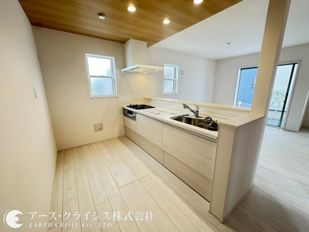 【キッチン】 | 野田市第1桜台　全2棟 | 機能的なワークスペースを実現した対面式キッチンは家族の会話が弾み、お料理の間もこどもに目配りが出来ます。まとめ買いしてもこの収納量なら心配いらずの、床下収納付き。
