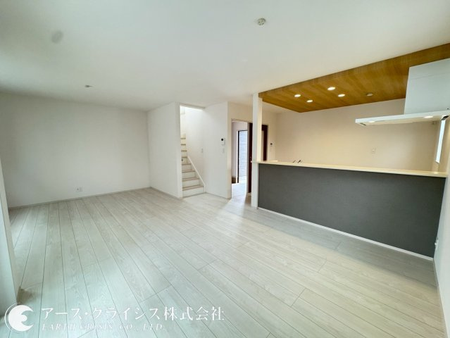 【居間・リビング】 | 野田市第1桜台　全2棟 | ご家族みんながゆったりくつろげる広々リビングは自然光とたっぷり取り入れることができる団欒のひと時を明るく演出する南向きの大きな窓があるリビングダイニングが魅力的です。