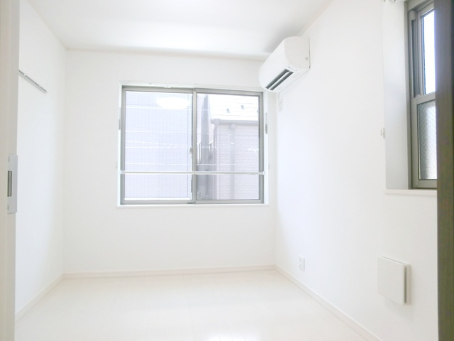 フルーリエ小岩の居間・リビング|角部屋・二面採光の洋室です♪