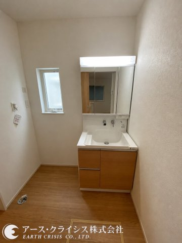 【洗面所】 | 野田市第1桜台　全2棟 | 大きく深いボウルとハンドシャワーを利用して洗面台で髪を洗うことができます。シャンプーやコンディショナー、化粧水などを置いておくのに役立ちます。