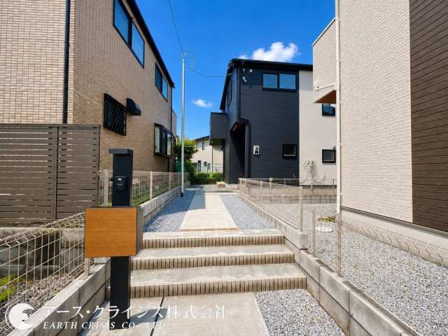 【外観】 | 野田市第1桜台　全2棟 | ゆとりある敷地と使いやすい配置設計。共働き世帯や来客時にも便利な駐車スペースを確保しながら、住まい全体に開放感をもたらしています。