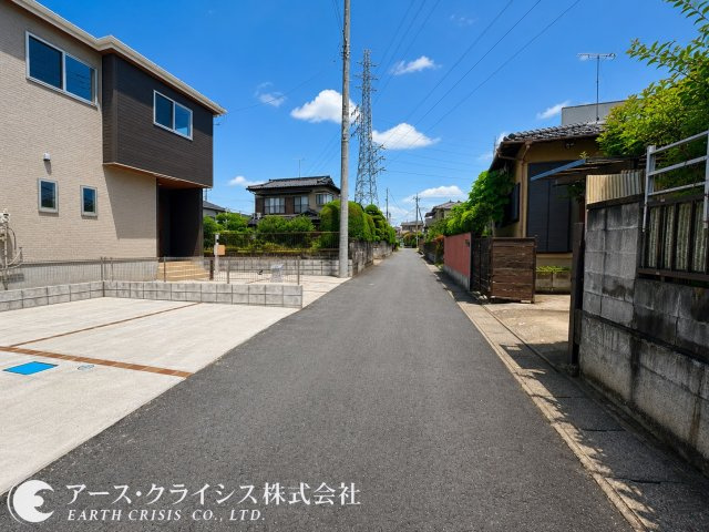 【前面道路含む現地写真】 | 野田市第1桜台　全2棟 | 車通りの少ない落ち着いた街並みに誕生した新築住宅。明るい陽射しが差し込む住空間と高い住宅性能が、家族みんなの毎日にゆとりを与えてくれます。