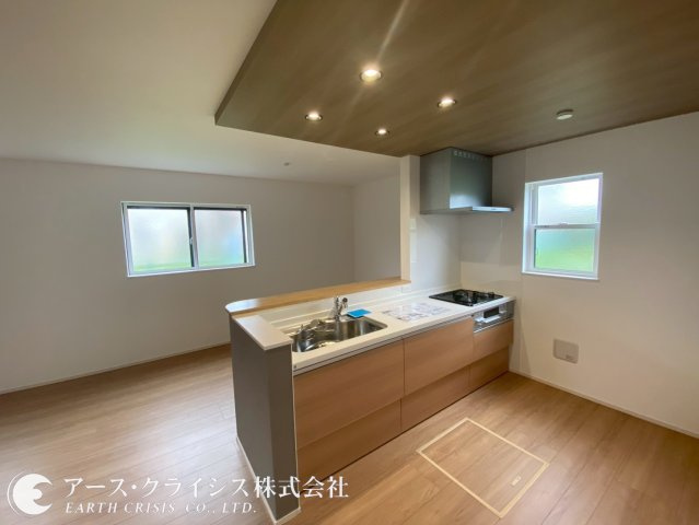 【キッチン】 | 野田市第1桜台　全2棟 | 機能的なワークスペースを実現した対面式キッチンは家族の会話が弾み、お料理の間もこどもに目配りが出来ます。まとめ買いしてもこの収納量なら心配いらずの、床下収納付き。