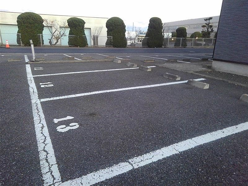 レオパレス英俊の駐車場