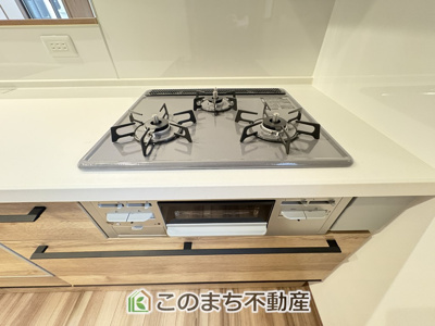 【キッチン】 | ワイウッドコート佐野市堀米町　第6期　 | 同社施工物件写真。※建具やフローリング、その他仕様が異なる場合がございます。