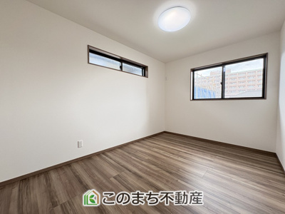 【洋室】 | ワイウッドコート佐野市堀米町　第6期　 | 窓が多く明るい室内が好印象☆