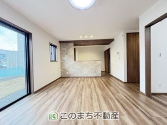 【居間・リビング】 | ワイウッドコート佐野市堀米町　第6期　 | 窓が多く明るいリビング☆ご家族の団らんをたくさんの日差しがが照らします☆