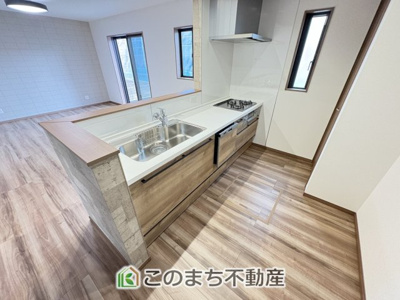 【キッチン】 | ワイウッドコート佐野市堀米町　第6期　 | 同社施工物件写真。※建具やフローリング、その他仕様が異なる場合がございます。