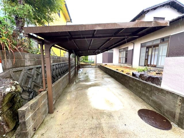 河内長野市南青葉台の一戸建ての駐車場