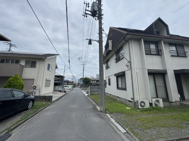 -三丁目不動産-　秩父市上町2丁目　平成7年築の前面道路含む現地写真
