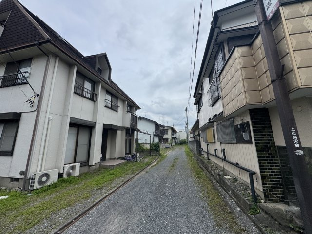 -三丁目不動産-　秩父市上町2丁目　平成7年築の前面道路含む現地写真