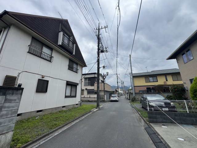 -三丁目不動産-　秩父市上町2丁目　平成7年築の前面道路含む現地写真