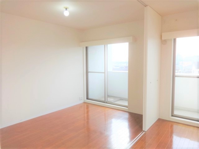 クレスト久米川の居間・リビング|405号室の写真を使用しています。