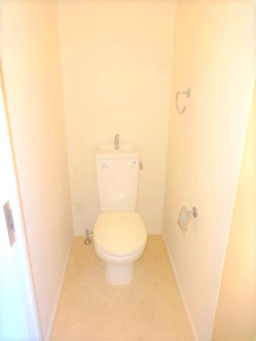 クレスト久米川のトイレ|405号室の写真を使用しています。