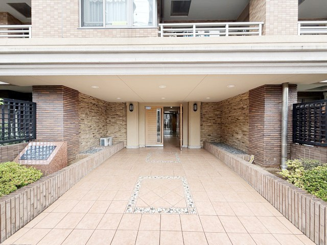 【エントランス】 | プラハ上池台ヒルズアクシア | マンションの正面エントランス。出入りする人間を癒してくれるマンション入り口であり、その建物の「顔」でもあります。～即日のご見学可能～　お問合せはお気軽にどうぞ。
