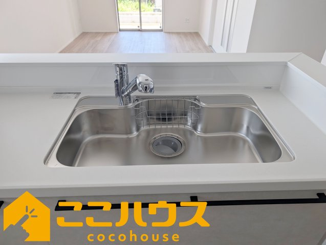 沖縄市知花1丁目273番　新築戸建て　全5棟　E号棟のキッチン|洗い物のしやすいワイドシンク