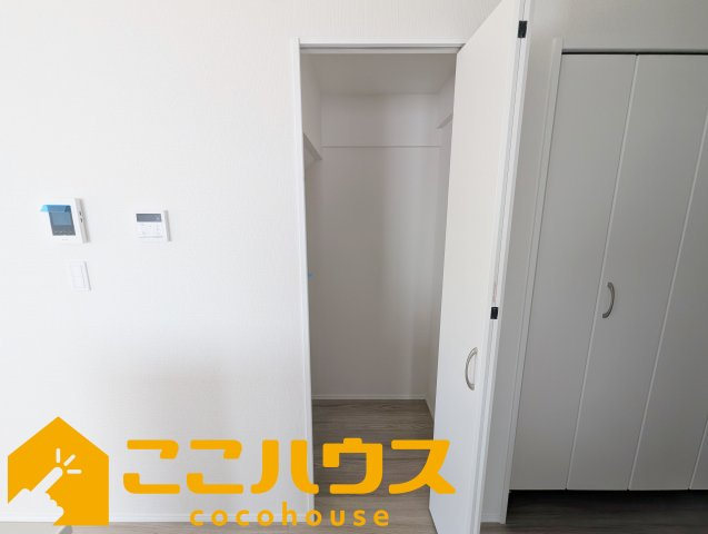 沖縄市知花1丁目273番　新築戸建て　全5棟　E号棟の収納|多彩に使える階段下収納もございます♪
