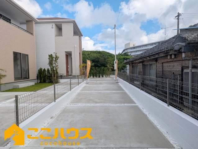 沖縄市知花1丁目273番　新築戸建て　全5棟　E号棟の駐車場|駐車スペース3台　※車種によります