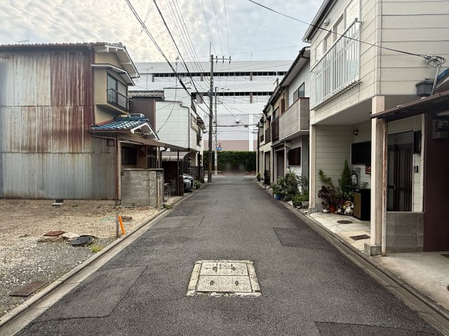 吉祥院春日町　建築条件無土地の前面道路含む現地写真