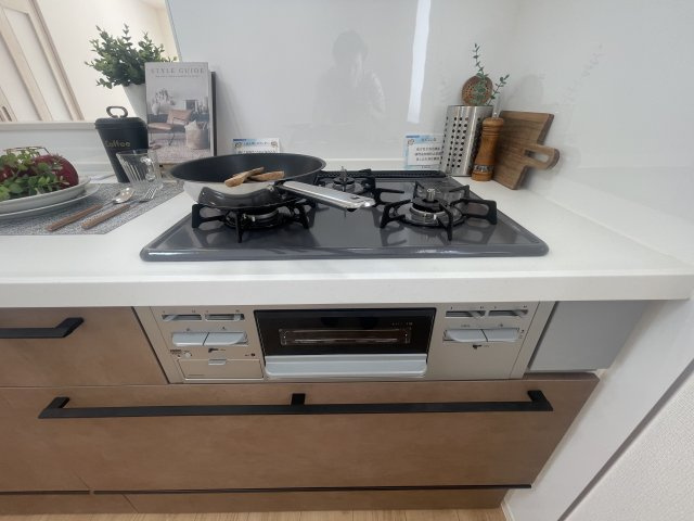 豊見城市金良Ⅲ（全10棟）C号棟のキッチン|C号棟　三口コンロ♪