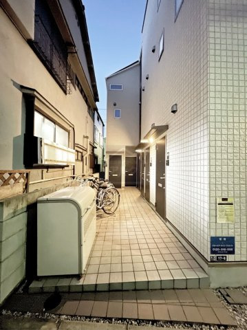 北区岸町１丁目のアパートのエントランス