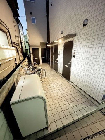 北区岸町１丁目のアパートの玄関