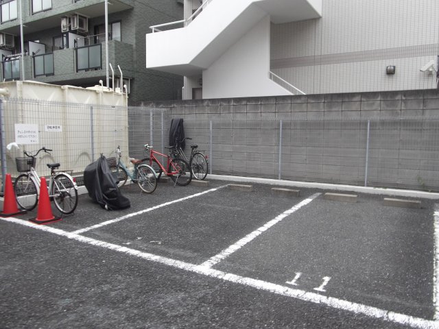 コンフォール元住吉の駐車場