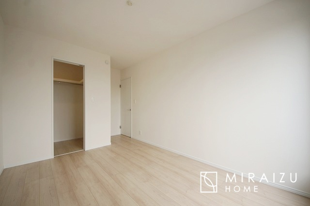【子供部屋】 | 床のフローリングもオシャレな洋室が嬉しいです。独立性のある住宅ですので、各居室それぞれ、テイストの違うお部屋インテリア造りをしても面白いかもしれませんね！
