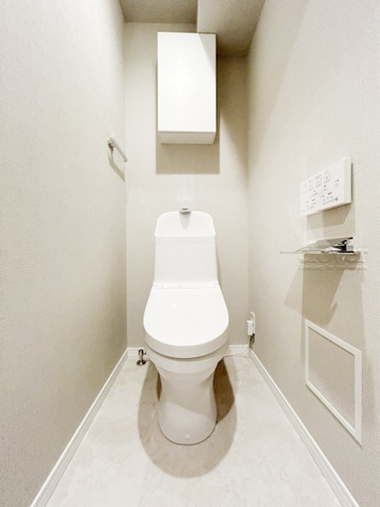 【トイレ】 | リレント早稲田 | 上部に収納を備えたトイレです。自宅の中でも最もプライベートな空間だからこそ、ほしい「落ち着き」がここにあります。～即日のご見学可能～　お問合せはお気軽にどうぞ。
