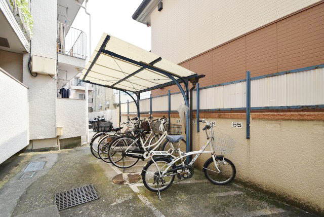 【駐輪場】 | リレント早稲田 | 自転車置き場。マンションの共用部にあたります。空きの有無や駐輪料金、各戸の台数制限などについては、改めてお問い合わせください。～即日のご見学可能～　お問合せはお気軽にどうぞ。
