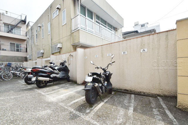 【駐車場】 | リレント早稲田 | バイク置き場。空き区画の有無や駐輪料金、サイズおよび排気量規定などについては、改めてお問い合わせください。～即日のご見学可能～　お問合せはお気軽にどうぞ。
